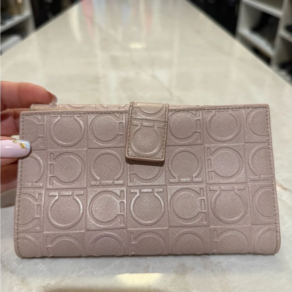 Salvatore Ferragamo Gancini leather beautiful dust rose wallet in chain  in EUC - Picture 5 of 16